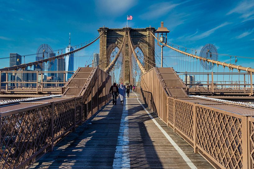 Brooklyn Bridge, NYC Tageslicht Ansicht mit Menschen zu Fuß auf der Brücke, Skyline und Wolken im Hi von Mohamed Abdelrazek