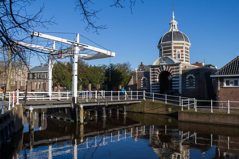 Blick auf das Morspoort-Tor und die Brücke in Leiden von QEIMOY