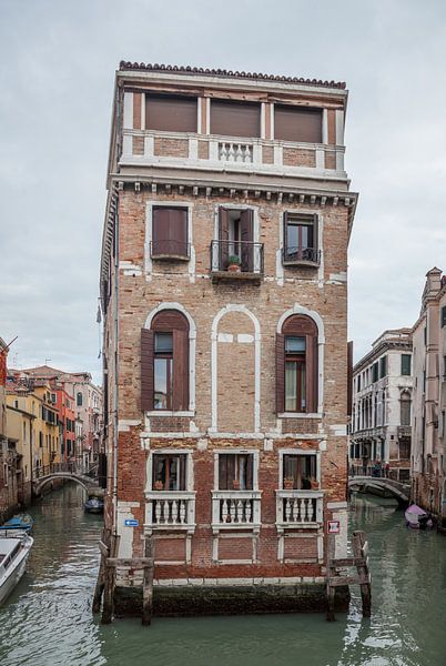 Alte Gebäude am Kanal im alten Zentrum von Venedig, Italien von Joost Adriaanse