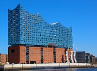 Elbphilharmonie im Sonnenschein von der Elbe aus