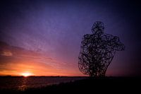 Coucher de soleil à Lelystad, près de l'homme qui réfléchit