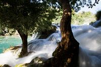 Lebhafter Wasserfall