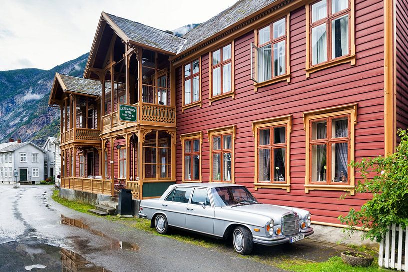 Mercedes-Benz classic car for a characteristic Norwegian hotel in Laerdalsoyri by Evert Jan Luchies