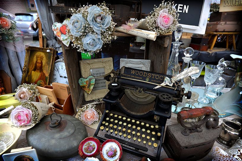 Brocante-Stand mit Schreibmaschine von Blond Beeld