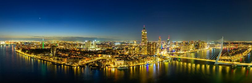Skyline von Rotterdam bei Nacht mit Blick auf die Erasmusbrug über die von Sjoerd van der Wal Fotografie
