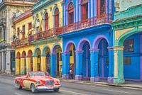 Oldtimer in einer bunten Straße in Havanna, Kuba