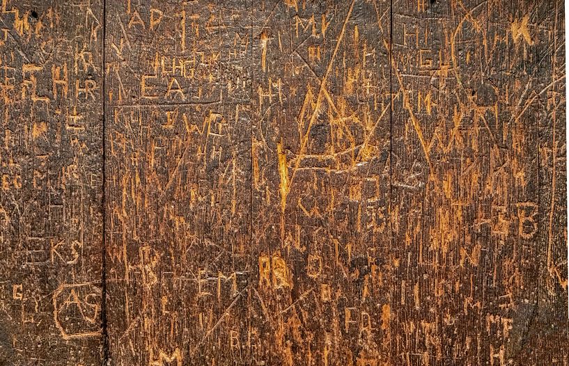 Graffiti grattés sur bois par Achim Prill