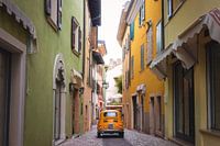Fiat 500 dans une ville colorée | Italie | photographie de voyage