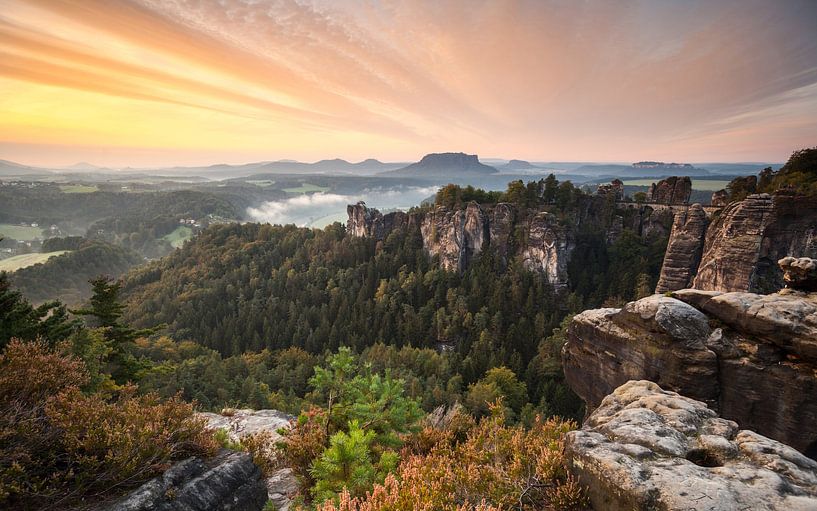 Sonnenaufgang an der Bastei – Magie über der Sächsischen Schweiz von Jiri Viehmann
