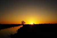 Vue d'Eemnes au coucher du soleil depuis l'Eempolder