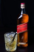 Cocktail à base de Malibu et d'orange comme garniture