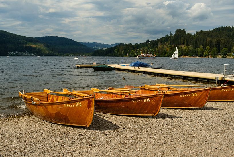 Hölzerne Ruderboote am Strand, Titisee, Schwarzwald, Deutschland von Steven Van Aerschot