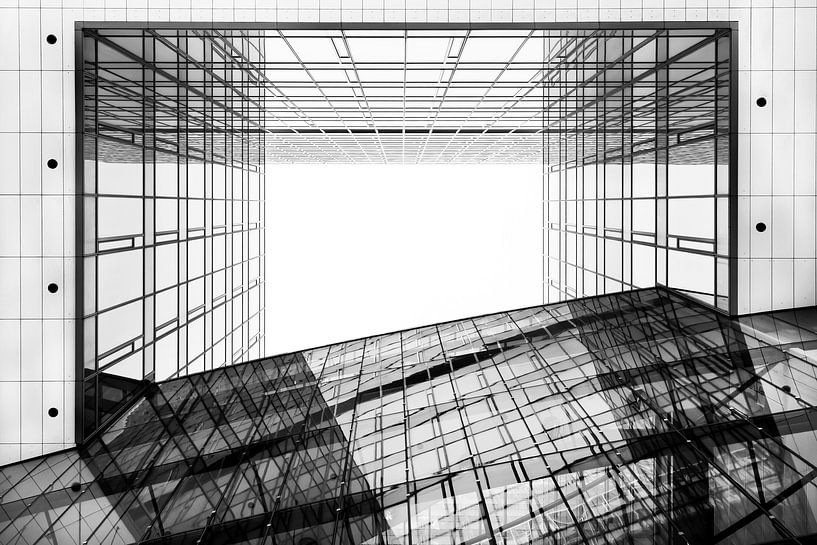 Abstraktes Stadtbüro Utrecht vom Bahnhofsbereich aus - Blick nach oben von Marianne van der Zee