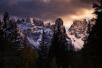 Sonnenexplosion am bewölkten Himmel