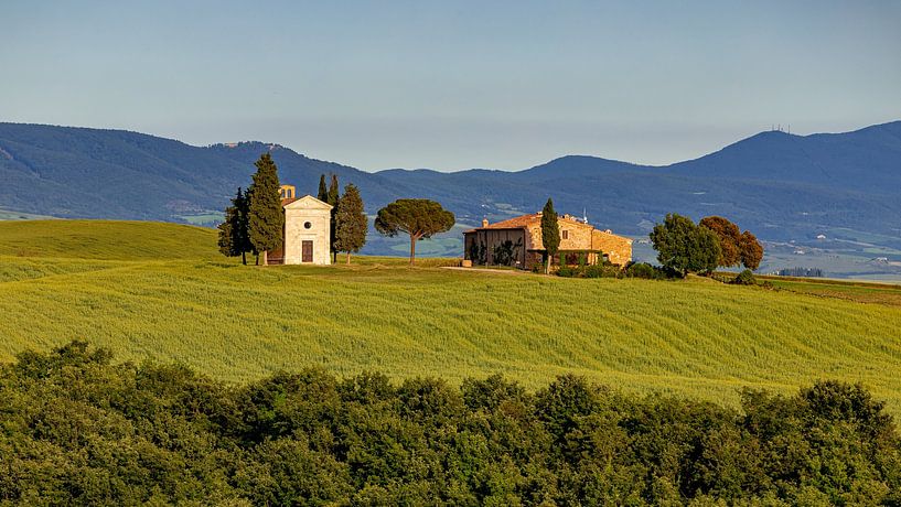 Golden hour at a chapel in Tuscany, Italy by Adelheid Smitt