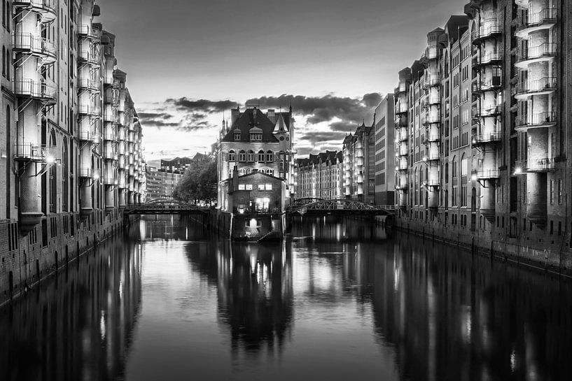 Hamburg Speicherstadt in Schwarz-Weiß von Marga Vroom