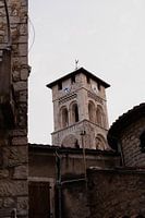 Kerk in de Ardeche in Frankrijk afgetekend tegen de avondlucht.