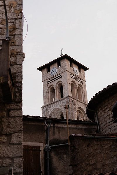 Kerk in de Ardeche in Frankrijk afgetekend tegen de avondlucht. van Fotograaf Elise