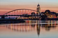 Skyline Deventer bij zonsondergang met twee bruggen