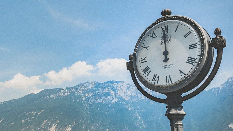 Jugendstiluhr am Gardasee. von Fotografiecor .nl