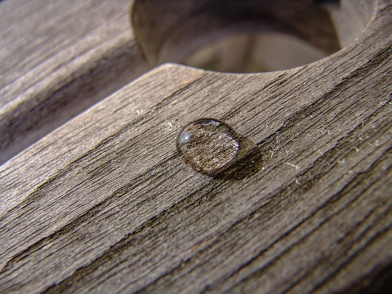 Wassertropfen auf Holz von Eric van Nieuwland