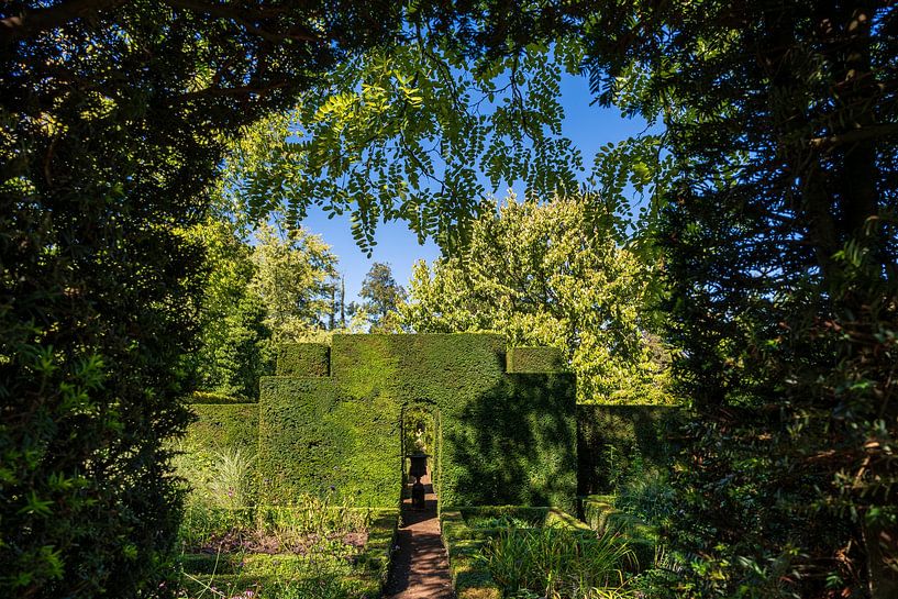 garden courtyard castle Wijlre by Eugene Winthagen