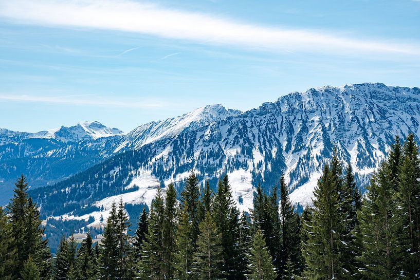 Winterlicher Blick auf den Iseler und die Kühguntspitze von Leo Schindzielorz