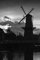 Moulin à vent De Vrijheid à Schiedam au coucher du soleil