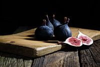 Feigen auf einem Regal - vor der Wand in der Küche