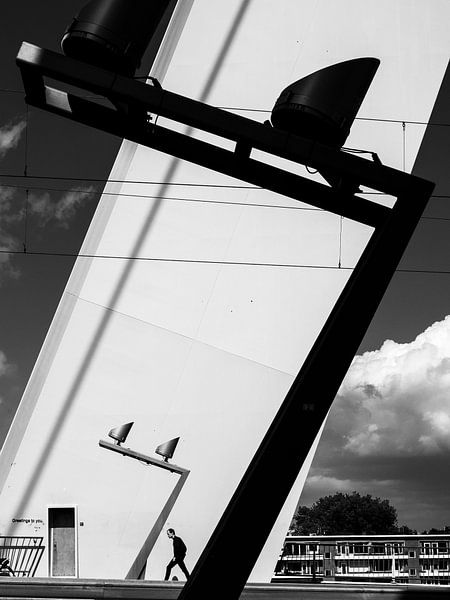 Strassenbild auf der Erasmus-Brücke in Rotterdam von Rutger van Loo
