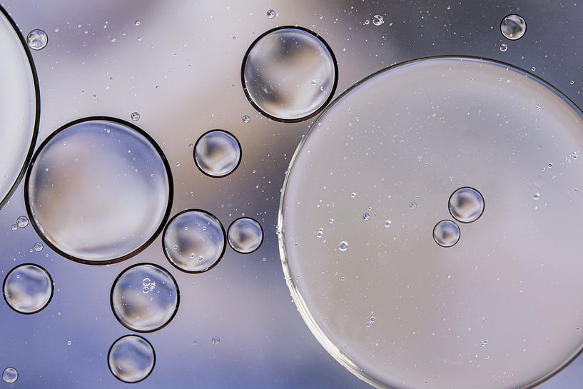 Öltropfen auf Wasser (Pastellfarben) von Marjolijn van den Berg