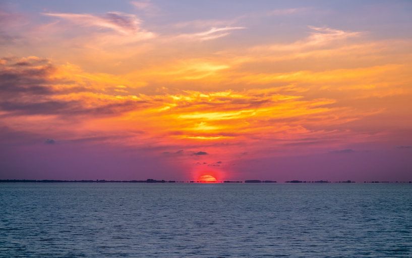 Zonsondergang IJsselmeer van Marga Vroom