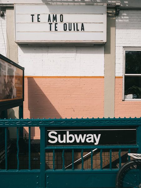 Zitat von TE AMO TEQUILA auf dem Ausgangsschild über einer New Yorker U-Bahn-Station von Michiel Dros