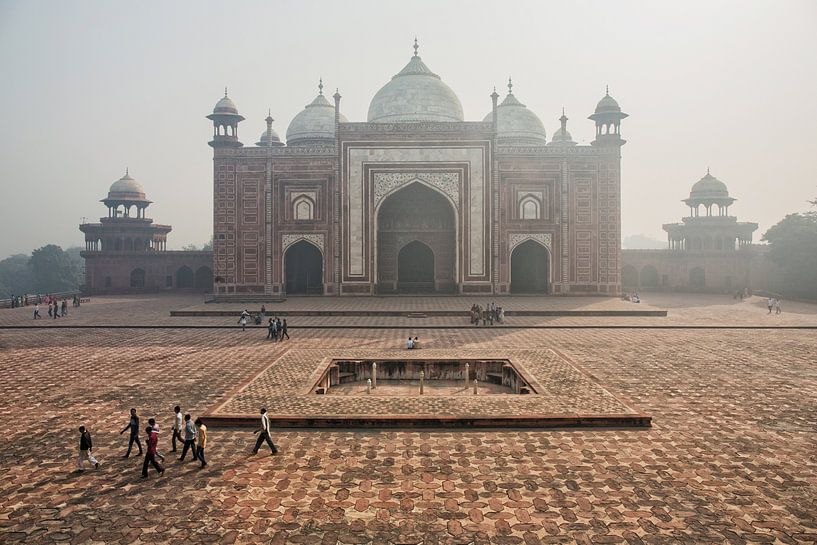 Die Tore zu Taj Mahal im Smog, Agra, Indien. Luftverschmutzung von Tjeerd Kruse