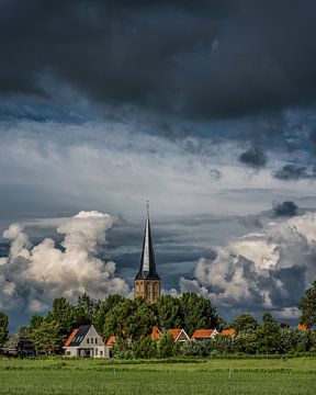 Kirche der friesischen Stadt Workum im Abendlicht des Frühsommers von Harrie Muis
