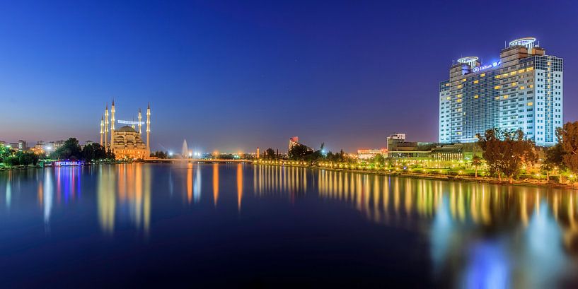 Adana tijdens het blauwe uurtje by Roy Poots