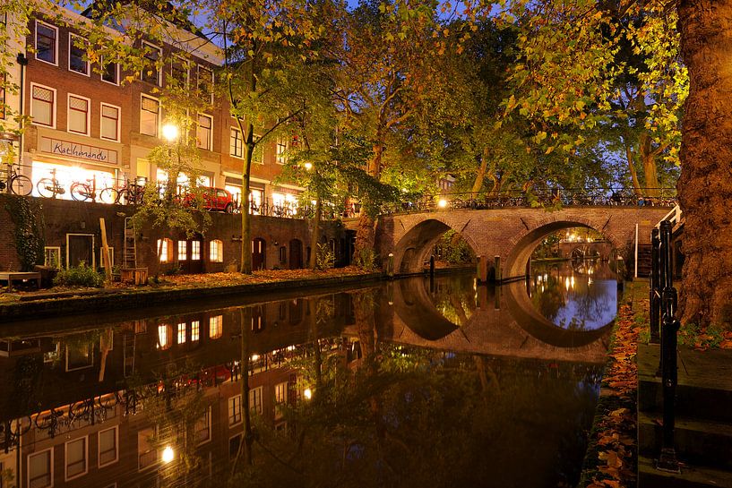 Oudegracht à Utrecht avec le pont des orphelins par Donker Utrecht