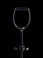 Verre à vin sur fond noir