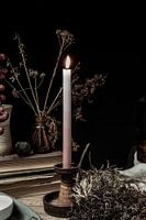 Hoffnung | Kerze und trockene Blumen auf dem Tisch bildende Kunst Stillleben Farbfotografie | Wandku