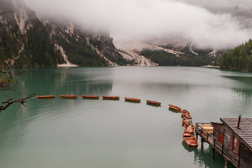 Pragser Wildsee in den Dolomiten. von Menno Schaefer