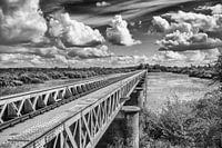 Eisen brucke schwarz und weiß mit Wolken