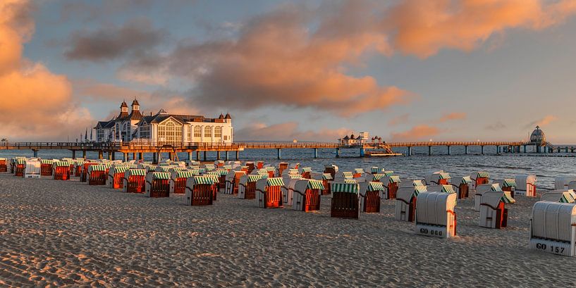 Seebrücke am Strand von Sellin bei Sonnenaufgang von Markus Lange