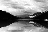 Schwarz-Weiß-Foto von Bergen und einem Auto in Moose Lake, Kanada
