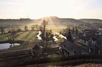 Meanderende rivier in het Mergelland op de grens tussen Vlaanderen en Nederland (chateau neercanne)