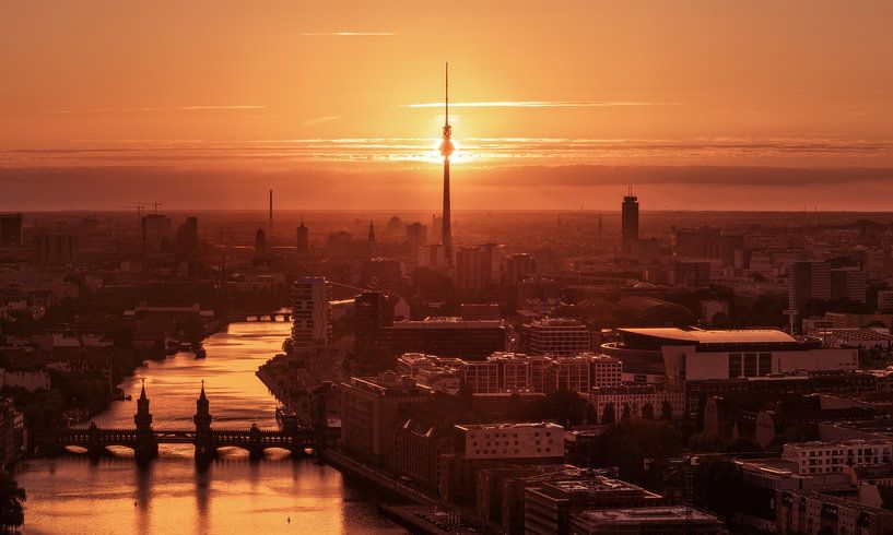 L'horizon de Berlin avec le coucher de soleil derrière la tour de télévision par Jean Claude Castor