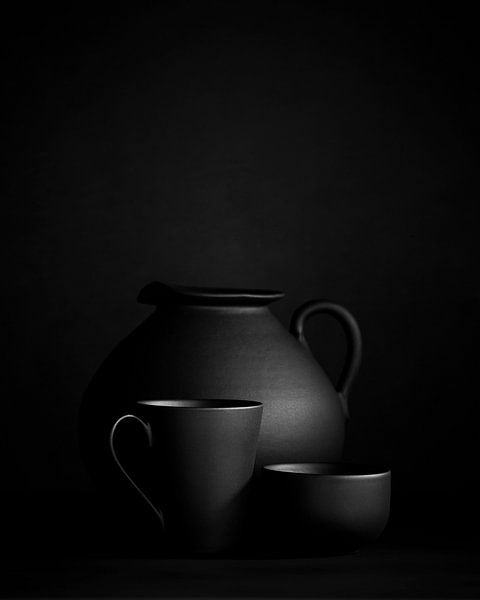 Schwarzes Stillleben eines Kruges mit Tasse und Schale von Mariska Vereijken