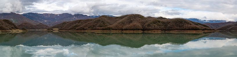Großes Panorama mit Berg, See und Spiegelungen von Werner Lerooy