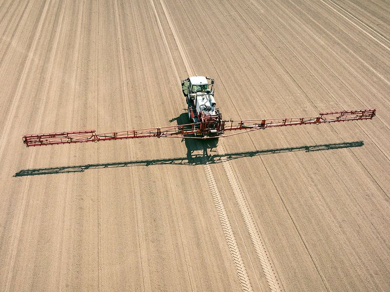 Sprühgerät für landwirtschaftliche Nutzpflanzen auf einem Feld von oben gesehen von Sjoerd van der Wal Fotografie