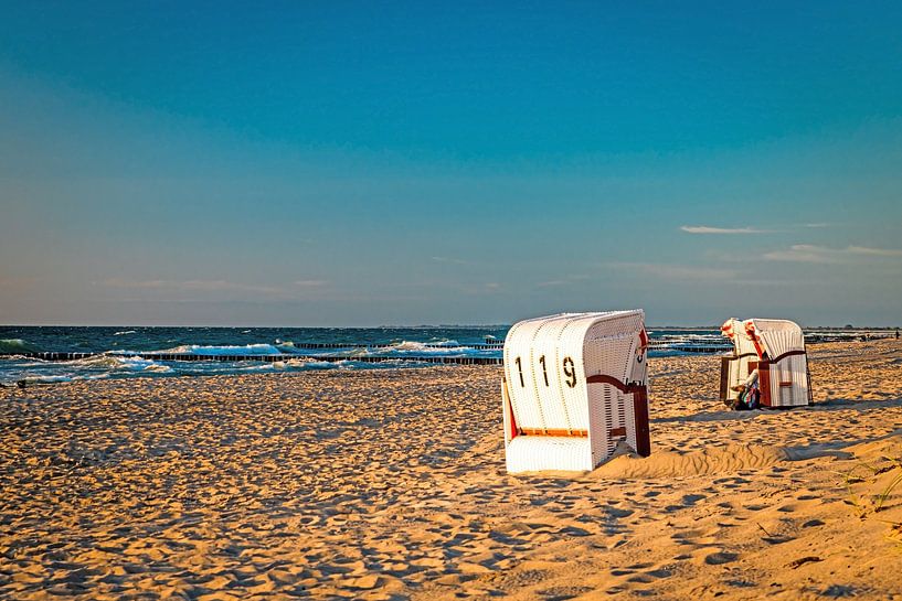 Chaises de plage debout au coucher du soleil sur une plage de baignade de la mer Baltique avec mer e par Hans-Jürgen Janda