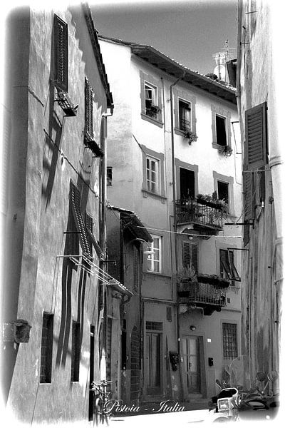 Schwarz &amp; Weiß italienische Straße in Pistoia Italia von Hendrik-Jan Kornelis